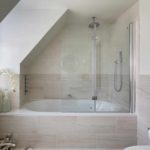 идея красивого интерьера ванной комнаты с угловой ванной картинка