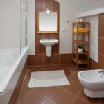 идея светлого стиля ванной комнаты с облицовкой плиткой картинка