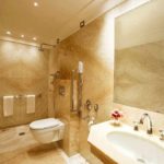 пример красивого дизайна ванной комнаты с облицовкой плиткой картинка
