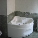 идея красивого интерьера ванной комнаты с угловой ванной фото