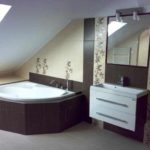 пример необычного стиля ванной комнаты с угловой ванной фото
