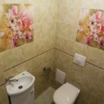 вариант светлого интерьера ванной комнаты с облицовкой плиткой фото