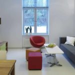 пример применения яркого дизайна гостиной комнаты в стиле минимализм фото