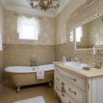 пример светлого декора ванной комнаты с облицовкой плиткой фото
