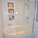 вариант светлого дизайна ванной комнаты с угловой ванной картинка