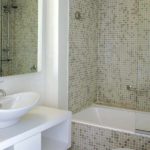 идея красивого интерьера ванной комнаты с облицовкой плиткой фото