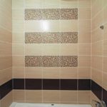пример яркого интерьера ванной комнаты с облицовкой плиткой картинка