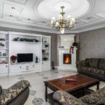 пример применения светлого стиля гостиной комнаты с камином фото