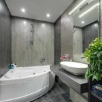 идея необычного дизайна ванной комнаты с облицовкой плиткой фото