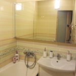 пример яркого интерьера ванной комнаты с облицовкой плиткой фото