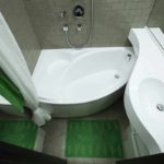 идея необычного интерьера ванной комнаты с угловой ванной фото