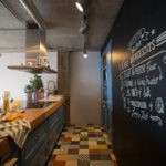 Грифельная доска в дизайне кухни-гостиной