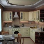 Многоуровневый потолок в дизайне кухни