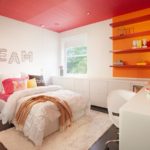 Красный потолок в спальне с белыми стенами