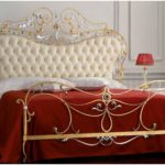 дизайн спальни с кованой кроватью