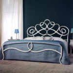 дизайн спальни кованая кровать