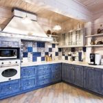 Бело-синий кухонный гарнитур в кухне дачного домика