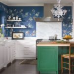 Белый цвет кухонных шкафов, зеленоватый тон основания острова - нашли отражение в цветочном принте обоев