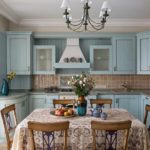 Деревянная мебель на кухню в голубом цвете