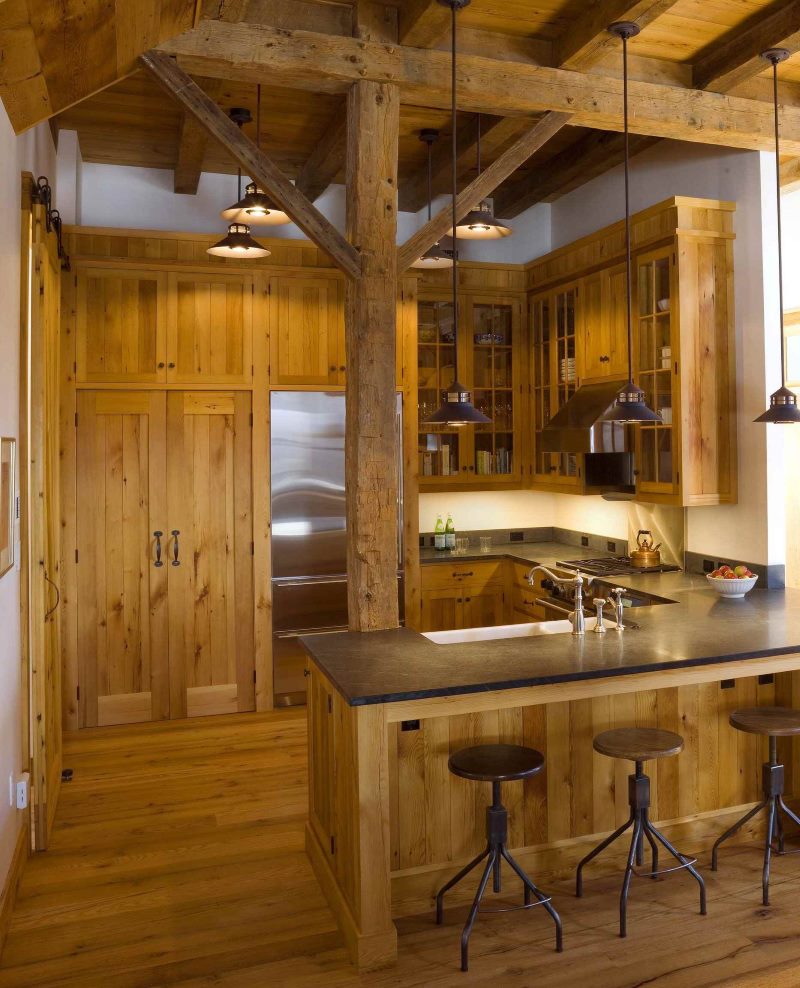 Кухня из дерева в деревенском стиле