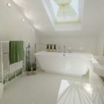 Дизайн белого санузла на мансарде частного дома
