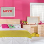 Розовая стена в спальне девочки