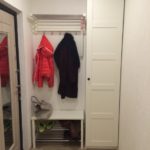 Красная куртка на вешалке в коридоре
