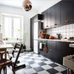 Черная мебель на кухне городской квартиры