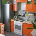 Кухонный гарнитур с оранжевыми фасадами
