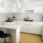 Кухонный гарнитур в стиле минимализма с глянцевыми поверхностями