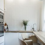 Столешница из клеенной древесины на кухни в минималистическом стиле