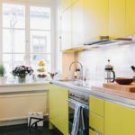 Яркая кухня с фасадами желтого цвета