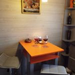 Компактный столик с оранжевой столешницей на кухне хрущевки