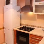 Двухкамерный холодильник на кухне площадью в 8 кв м