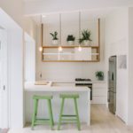 Барные стулья зеленого цвета в белой кухне