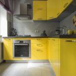 Кухня в серо-желтом цвете