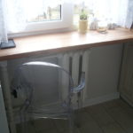 Прозрачный стул из пластика на кухне хрущевки