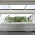 Кухня частного дома с панорамным остеклением
