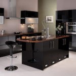 Черные поверхности кухонной мебели