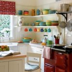 Посуда яркой расцветки на кухонных полках