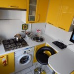 кухонная мебель с желтыми дверками