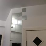 Оформление стены прихожей зеркальной плиткой