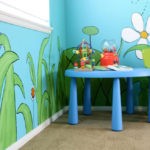 Рисунки цветов на стене детской комнаты