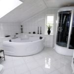 Угловая ванна из акрила в мансарде частного дома