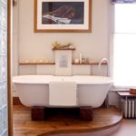 Белая ванна на деревянном подиуме