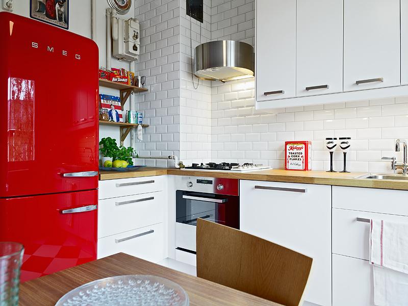 Красный холодильник в кухне с белыми стенами