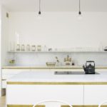 Белая кухня с полкой на стене