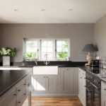 Серый цвет в дизайне кухни без навесных шкафов