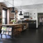 Черный пол на кухне в индустриальном стиле