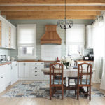 Кухня в частном доме с деревянными балками и большим количеством окон